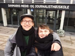 Alexander og Katrine foran Danmarks Medie- og Journalisthøjskole