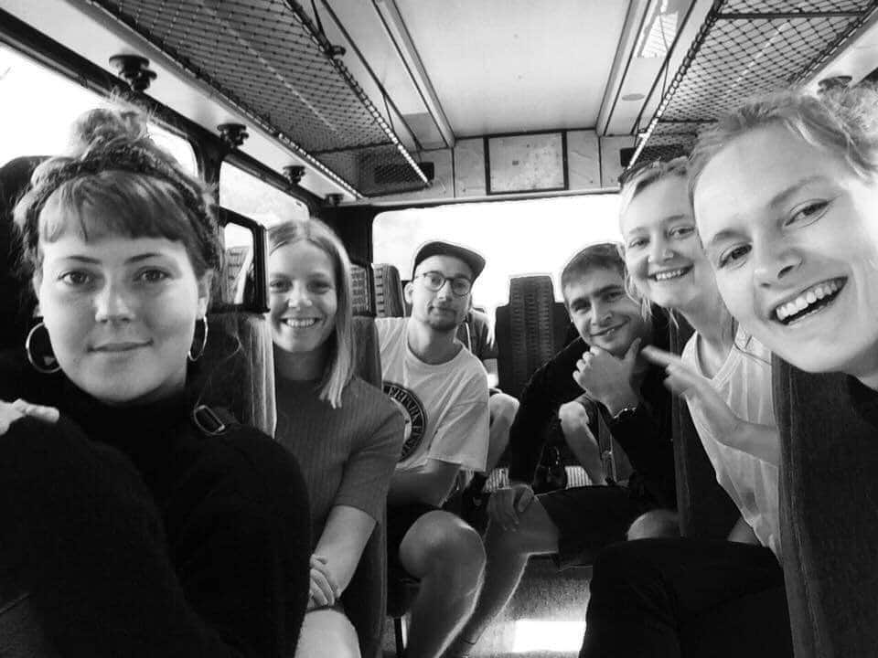 Julie og Maria med elever i bus