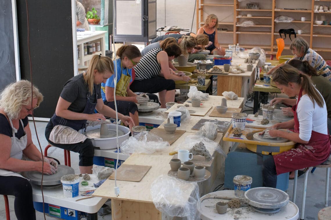 Keramik værkstedet i fuld sving på Vrå Højskole